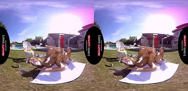  RealityLovers - Garden Fun with my GF VR